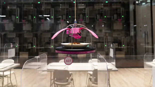 Роботы кормят журналистов в медиацентре Игр в Пекине — видео