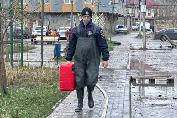 Добровольцы ВСКС продолижилие ликвидировать последствия подтопления Махачкалы