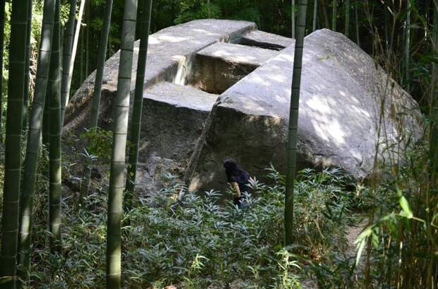Одним из самых масштабных в парке является монолит Masuda Iwafune, длина которого составляет 11 метров, ширина – 8 метров, а высота – 4,7 метра загадки, интересное, камни, мегалиты, факты, цивилизации