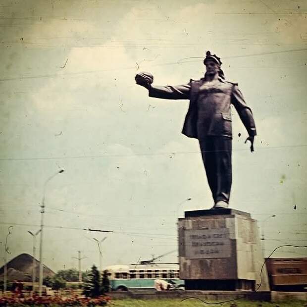 Тепло и свет приносим людям. Такая надпись была на постаменте первого памятника