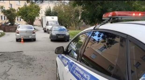 В Новоуральске во дворе дома 58 по ул. Ленина автомобиль сбил пешехода