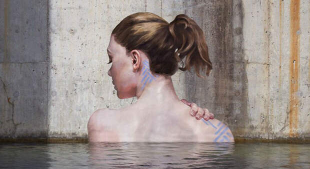 Женщины, выходящие из воды, — творение художника, балансирующего на доске для серфинга