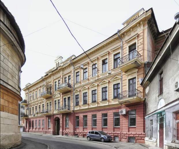 Одесский дом-стена с другого ракурса выглядит, как обычный дом / Фото: yandex.ru