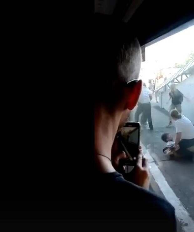 В Зеленограде безбилетники подрались с кондукторами: эпичное сражение попало на видео