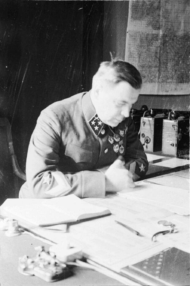 25-1 Генерал-лейтенант артиллерии Л.А. Говоров за рабочим столом.jpg