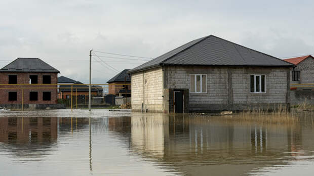 «Люди заблокированы в своих домах»: в Дагестане ликвидируют последствия наводнения
