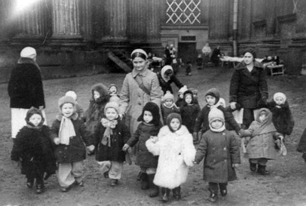 Ребята детских яслей № 237 Куйбышевского райздравотдела на прогулке. 22 октября 1941 г. Ленинград.