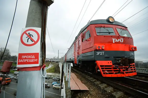 В Москве электричка протащила по перрону женщину, которой зажало ногу дверями