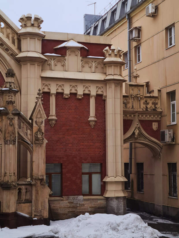 Фото: Парадная гостья. Готический флигель.