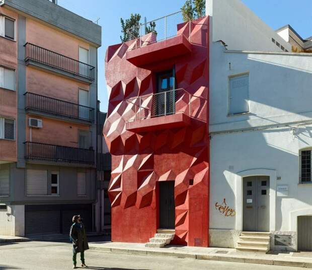 Gentle Genius - жилая постройка с рельефным интенсивным фасадом.
