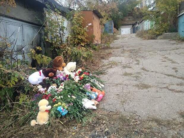 Цветы на месте убийства девочки в Саратове