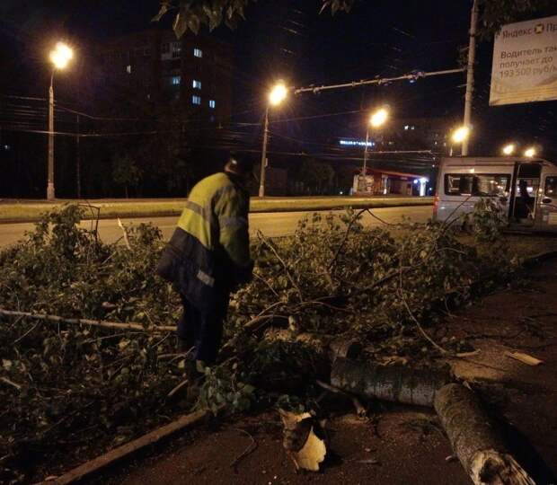 Коммунальщики устраняют последствия непогоды в Ижевске