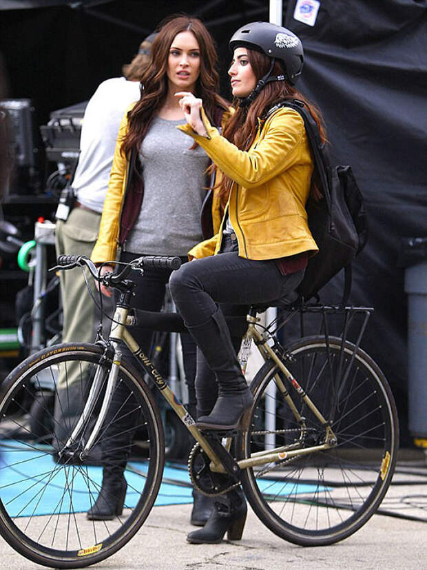 Megan Fox And Her Stunt Double On The Set Of Teenage Mutant Ninja Turtles