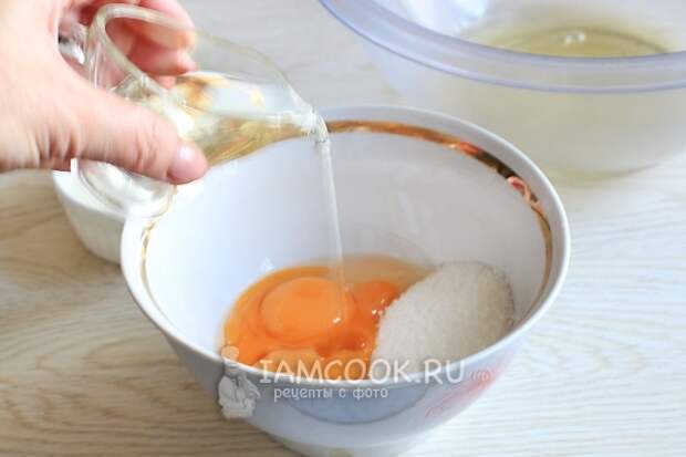 Добавить сахар и масло