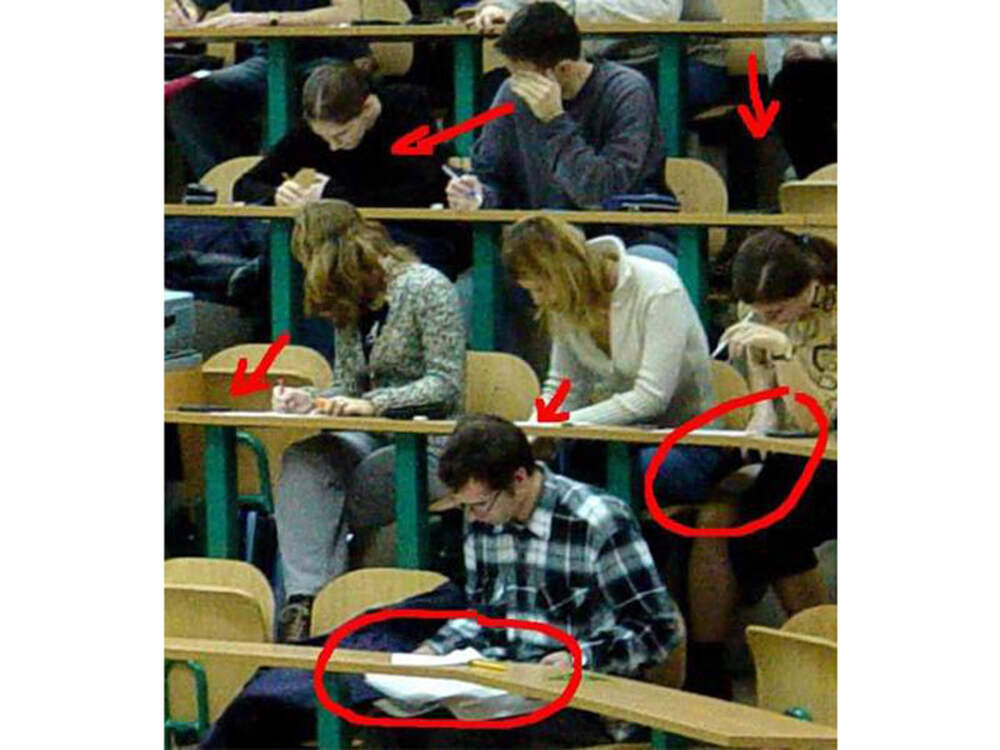 Cheat in exams. Студент списывает. Студент на экзамене. Студенты на экзамене приколы. Списывает на уроке.