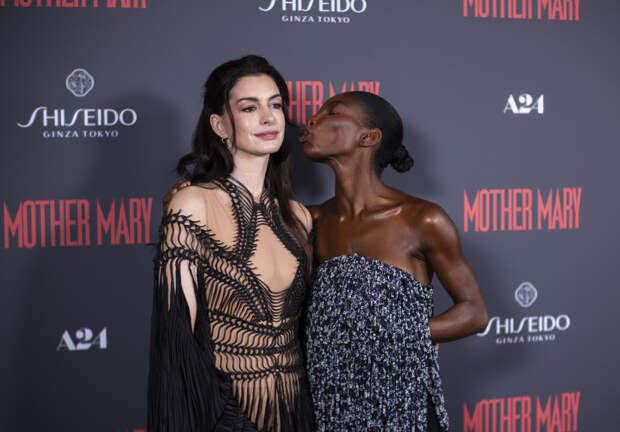 Самая красивая знаменитость года в прозрачном платье вышла на красную дорожку