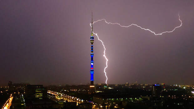 Башня, как и любая высотка, постоянно страдает от попадания молний.  /Фото: gazeta.ru 
