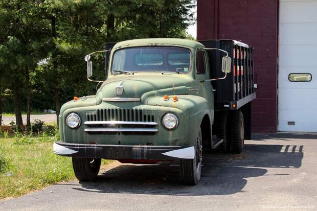 Старый грузовичок International L-150 1951 года. Судя по наклейке с техосмотром на лобовом стекле он не ездил уже 13 лет. нью-йорк, олдтаймер, ретро автомобили
