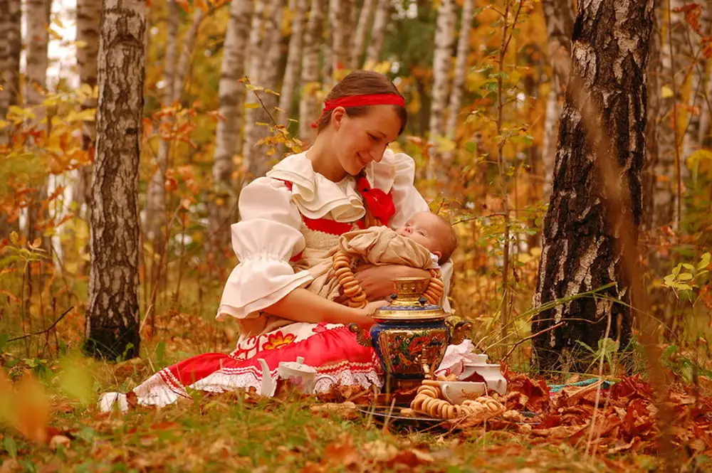 Как будет по русски мама. Осень у славян. Фотосессия в русском стиле осенью. Фотосессии в народном стиле на природе. Осенняя фотосессия в народном стиле.