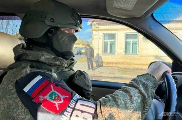 Российская военная полиция эвакуирует мирных жителей из Красноармейска