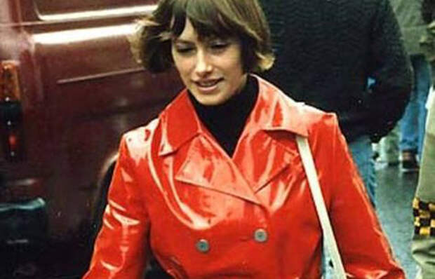 В СССР плащи были в тренде у мужчин и женщин.