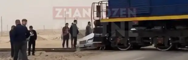 Автомобиль столкнулся с тепловозом в Жанаозене