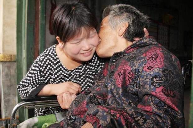 Свекровь, за которой ухаживала девушка, оставила ей только глиняную вазу. Силу любви свекрови невестка оценила через 5 лет, когда случайно ее разбила