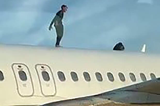 Пассажир залез на крышу частного самолета, побегал по нему босиком и попал на видео