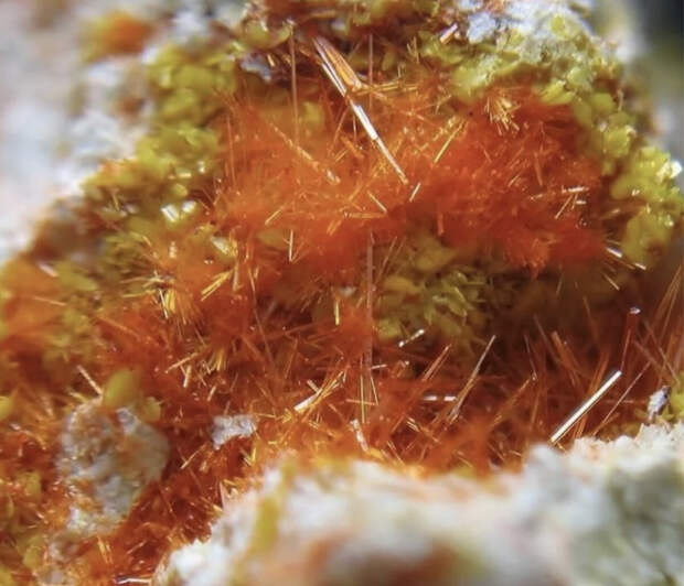 Здесь галерея - листайте. Радиоактивный минерал - кюрит.