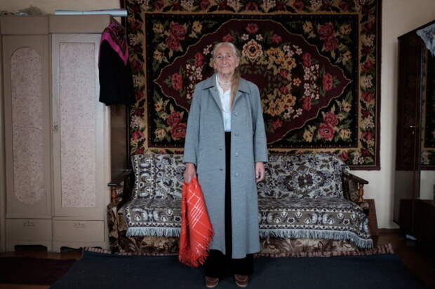 Вера и мода: трогательная история 91-летней бабушки через содержимое платяного шкафа