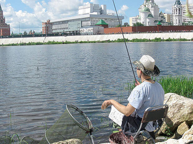 Рыбалка с городсвой набережной успешна как на удочку, так и на фидер. Фото: Александр Токарев. 