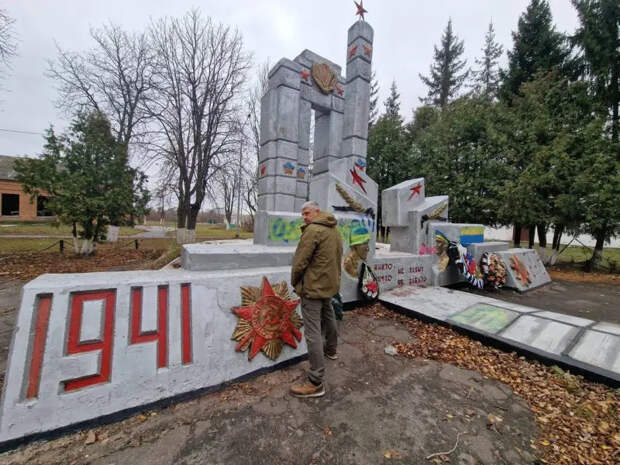 Глава литовского «Международного фонда друзей Украины» гнусно осквернил мемориал героям ВОВ в Судже