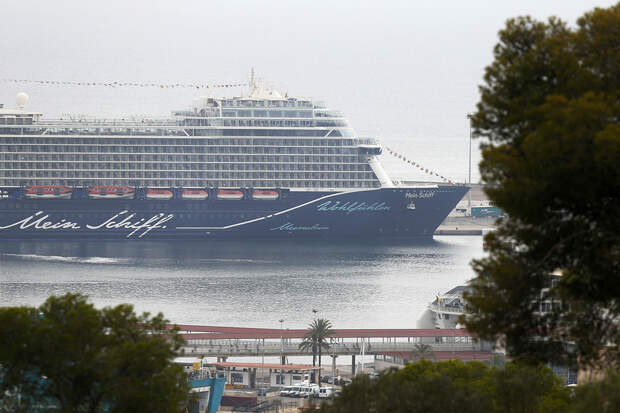 Двухлетний пассажир упал с палубы круизного лайнера и оказался в критическом состоянии