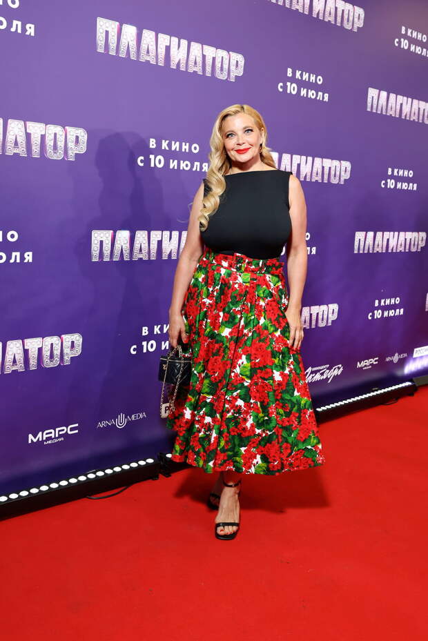 Чёрный пояс по У-Кра-Ду: Марат Башаров с дочерью, Стася Милославская с женихом и Роман Евдокимов с фотоаппаратом Чёрный пояс по У-Кра-Ду: Марат Башаров с дочерью, Стася Милославская с женихом и Роман Евдокимов с фотоаппаратом
