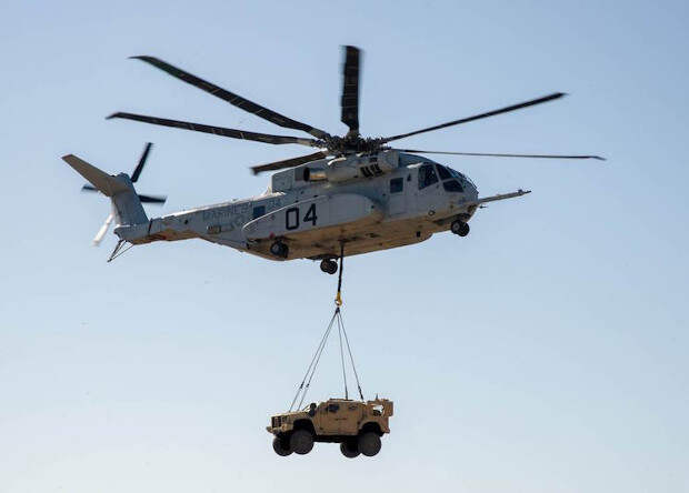 Крупнейший американский вертолет впервые перевез бронемашину