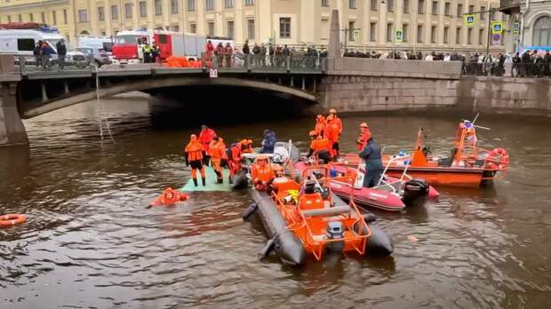 Суд в Петербурге арестовал начальника автоколонны после падения автобуса в реку