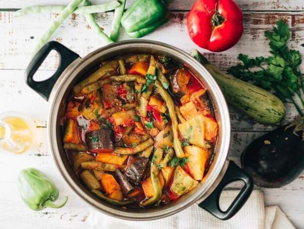 Овощное рагу с томатом. \ Фото: pinterest.com.