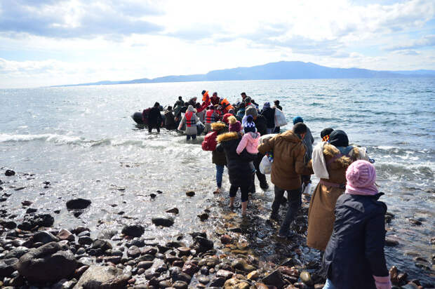 Мигранты на надувных лодках с турецкого побережья в провинции Чанаккале, через часть Эгейского моря
