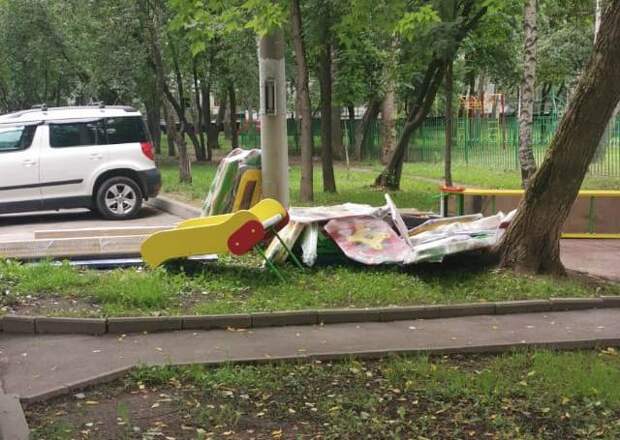 Новые качели и горки привезли на Угличскую Фото предоставлено ГБУ «Жилищник»