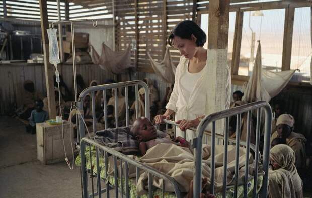 За гранью (2003) - Анджелина Джоли спасает детей от голода в Эфиопии, который устроили глобалисты, но об этом умолчали. А по сюжету её убивают в Чечне, да, да - злые русские.