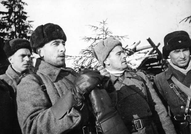 17-1 Командир 4-й танковой бригады генерал-майор М.Е. Катуков на наблюдательном пункте во время битвы за Москву.jpg