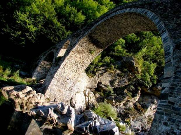 Говорят, при определенных условиях, на мосту можно увидеть лик лукавого. /Фото: pikabu.ru Говорят, при определенных условиях, на мосту можно увидеть лик лукавого. /Фото: pikabu.ru