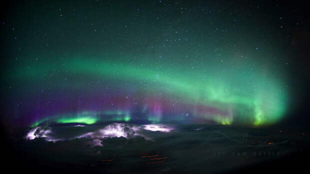 Невероятно красивый кадр природного явления, сделанный в небе над Канадой.