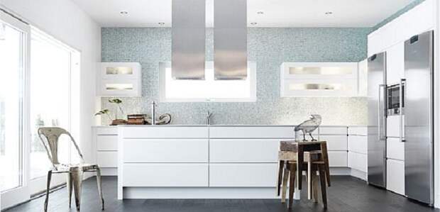 Хорошенький вариант оформить кухню в белом цвете и в современном стиле.