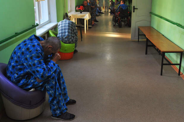 21-летний юноша из Екатеринбурга с тяжелым детством попал в дом престарелых