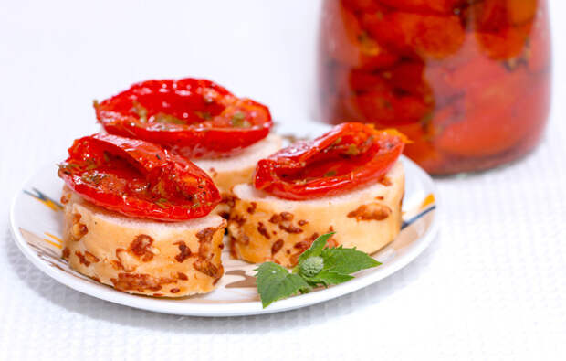 Запеченные помидоры по-провански