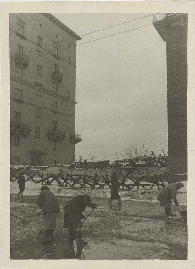 1941. Баррикадные заграждения между домов
