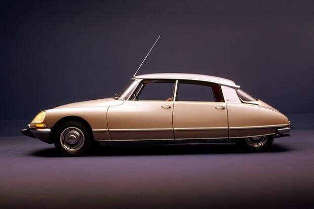 Никого не удивит, что Citroen DS - самый значительный автомобиль в истории Франции, даже более значительный, чем запоминающийся паровой автомобиль Cugnot, который считается первым в мире самоходным механическим транспортным средством.  В недавнем британском конкурсе «Автомобиль века» Citroen DS заслуженно занял третье место, уступив MINI и Ford Model T. Автомобиль любят молодые и старые, его снимают во многих фильмах, а его прозвище «Богиня» происходит от звукового имени «Deesse». 