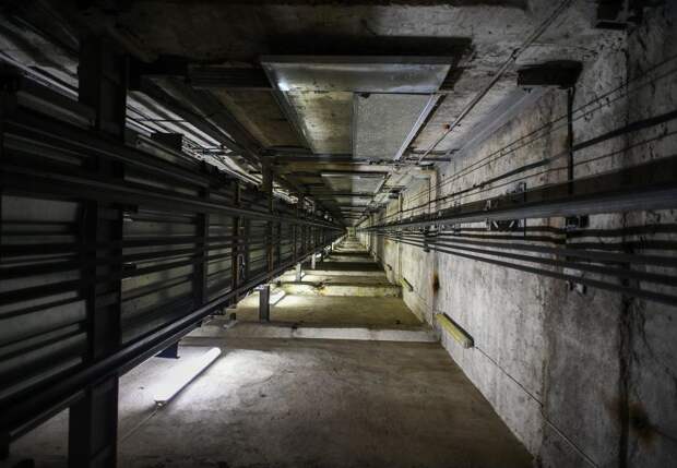 Лифт с человеком внутри сорвался из-за обрыва троса в Новороссийске