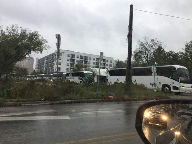 фотографии одинаковых автобусов в Остине